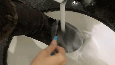 雪地靴脏了怎么洗,雪地靴表面脏了怎么清洗技巧