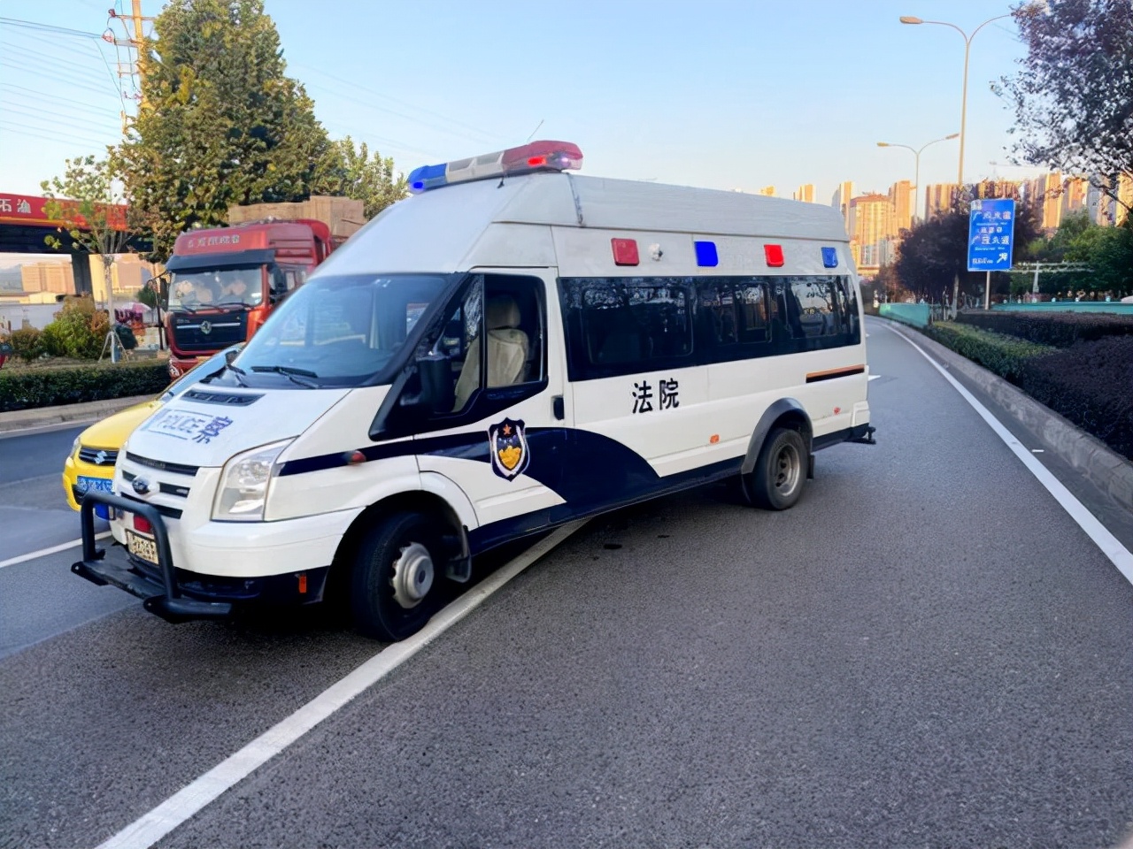 同样是警察,同样是警车为什么美国的警车好看