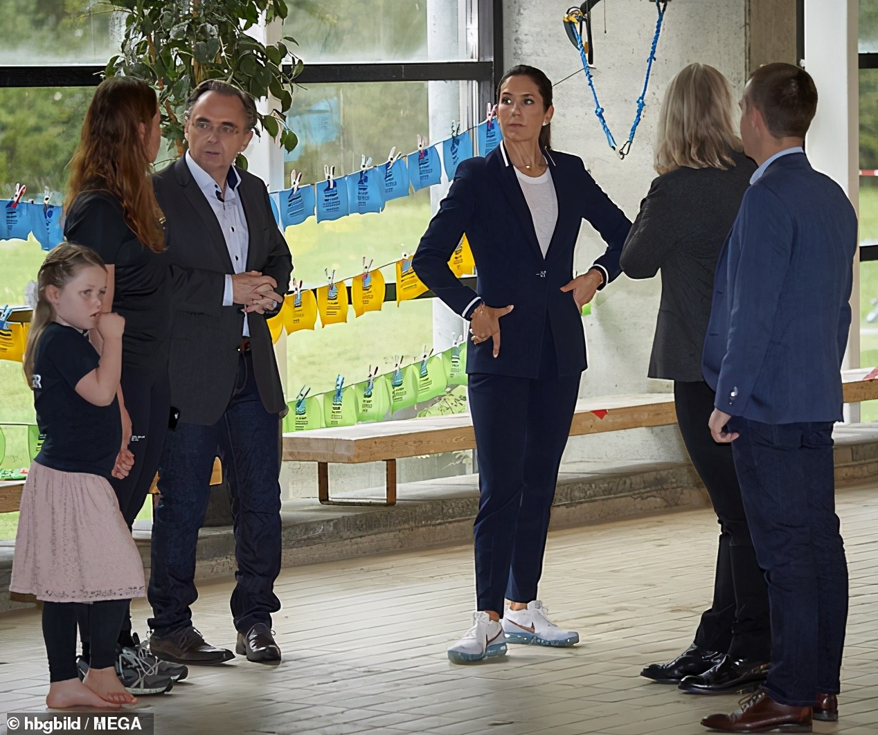 丹麦王储妃玛丽黑色西服,丹麦王储妃玛丽出席会