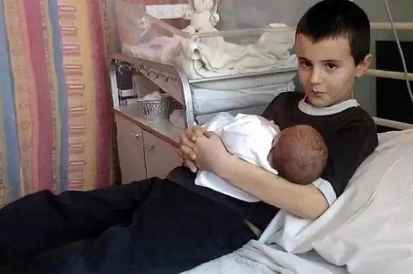 13岁男孩喜当爹11年后的现状,13岁喜当爹的男孩现状