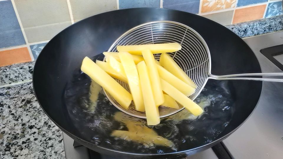 30一斤的虾给孩子做干锅虾,适合做给孩子们的美食虾