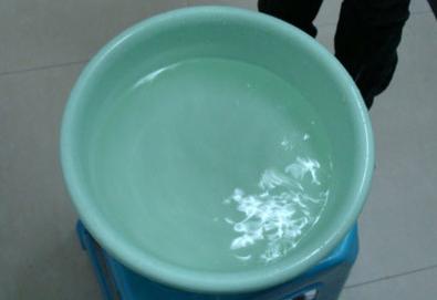 如何去除床单上顽固血渍,床单上的新鲜血渍怎样快速清除