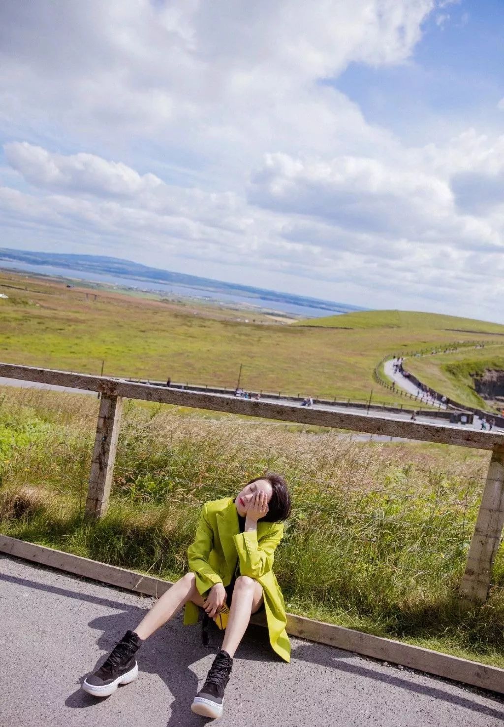 宋茜你为什么还单身?爱尔兰旅行一身芥末绿西装还露腿明媚美好