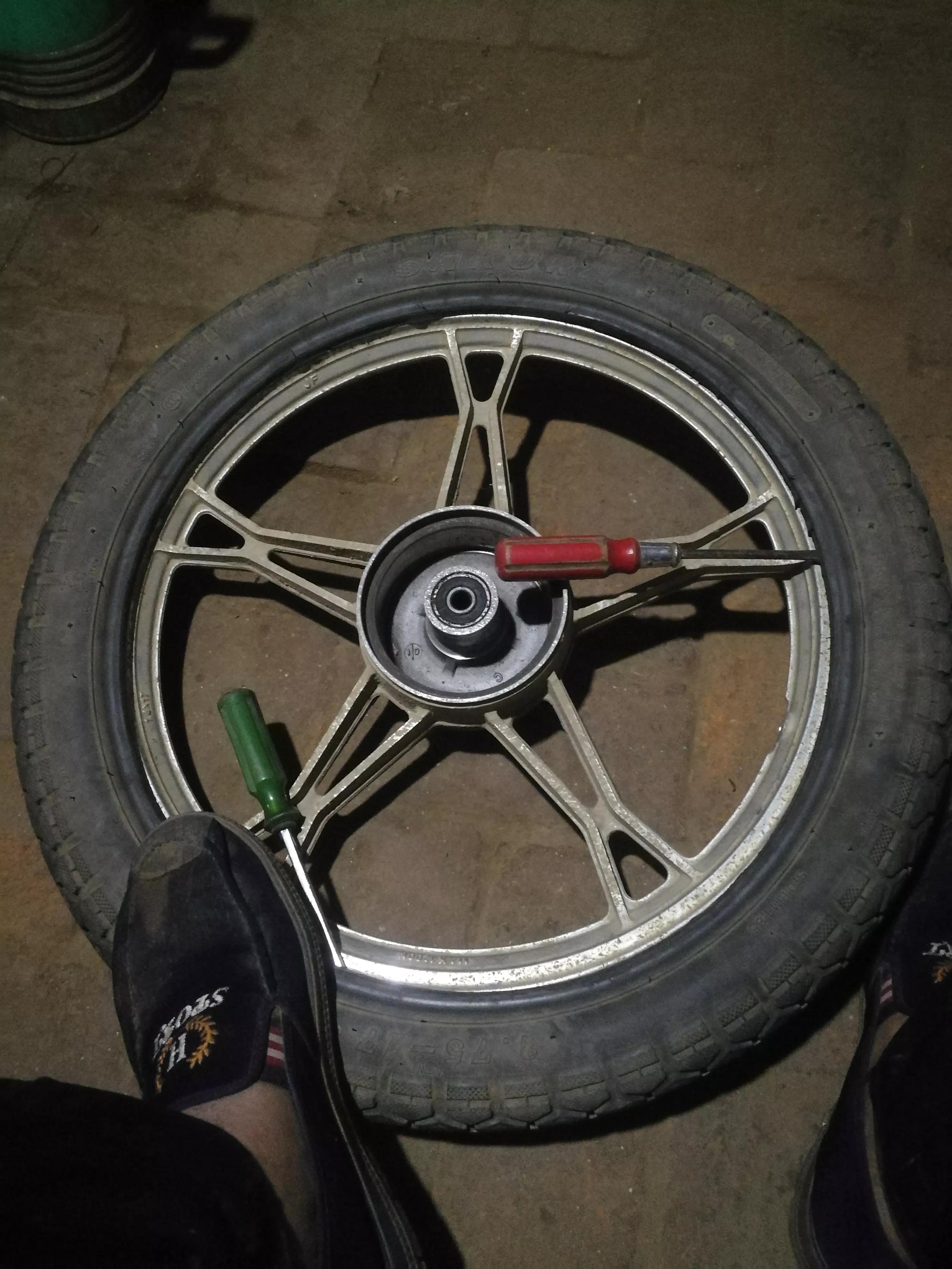 换轮胎内胎的正确方法和注意事项,新手补自行车内胎该怎么操作