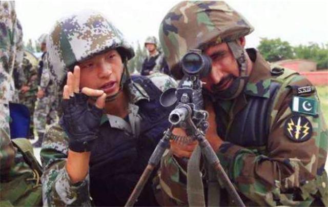 两国士兵互相蹭饭吃,中俄两国在边境互相蹭饭