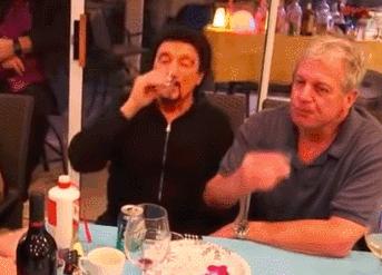 老外不相信茅台的威力,老外喝中国白酒烧刀子