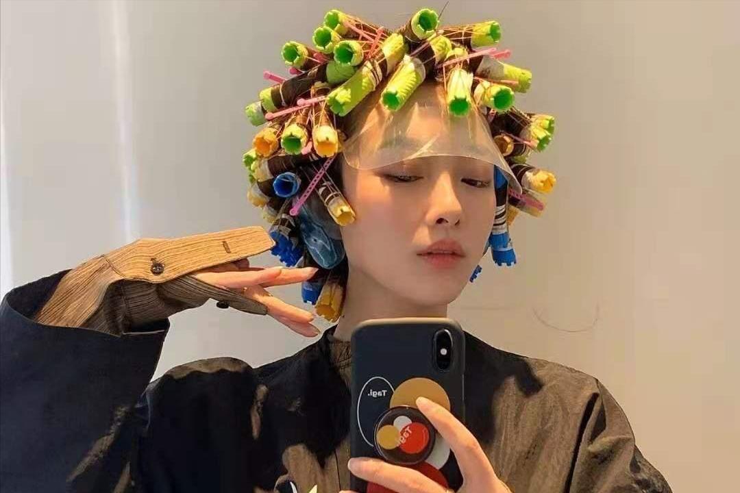 烫完头发显老气怎么办,烫老气了的头发怎么补救