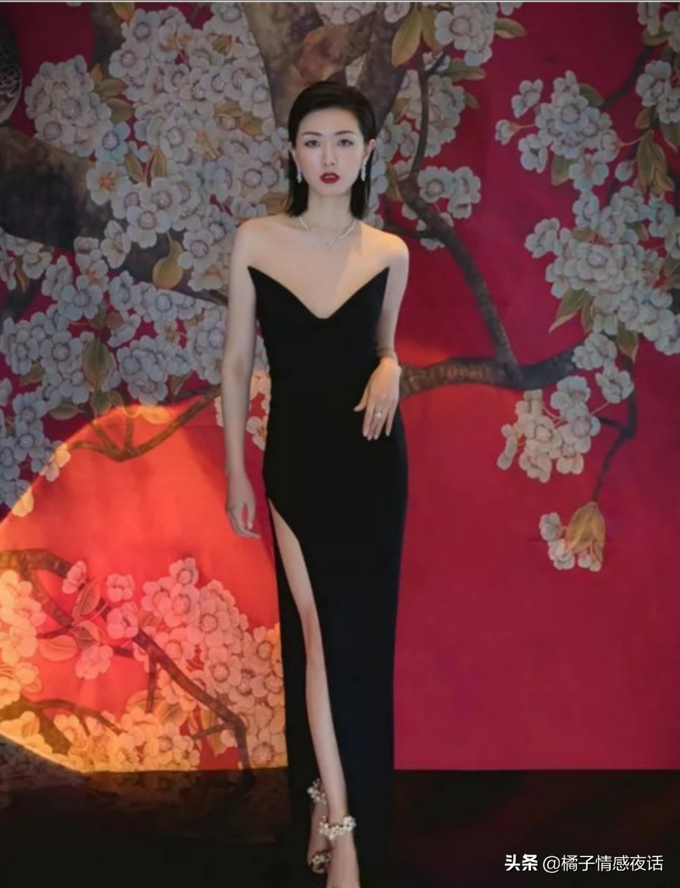 假摔、穿薄纱，修图滤镜到失真：女星们用力过猛的红毯瞬间