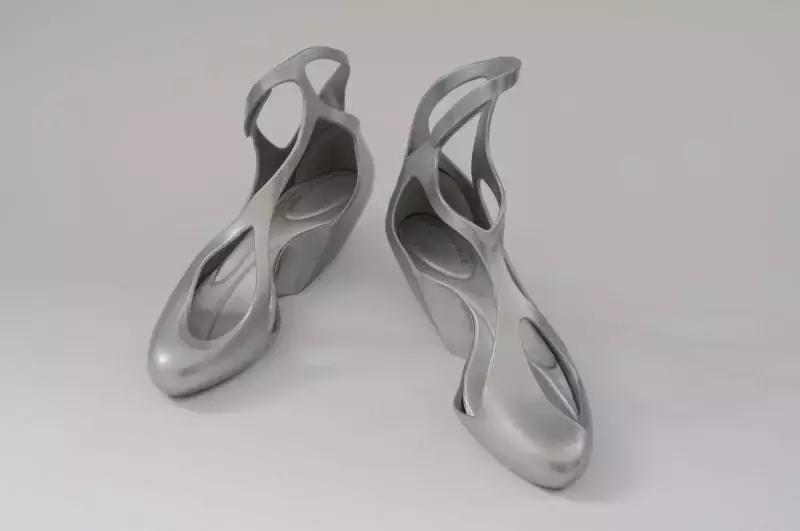 凯瑞姆、扎哈都有为梅丽莎设计过塑料鞋？没错，而且还怪好看的！