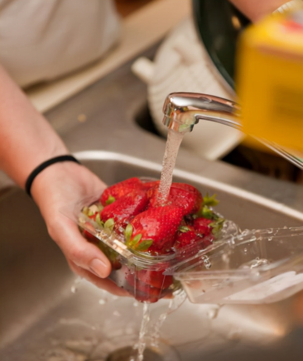 小苏打和食用碱的区别与危害,食用小苏打不小心放菜里了要紧吗