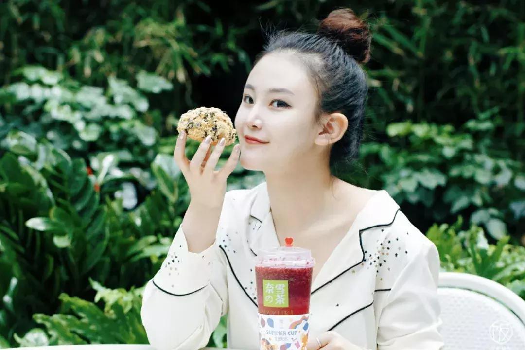 一*爆口**浆的咩咩包来了，今天也是努力营业的奈雪咩！