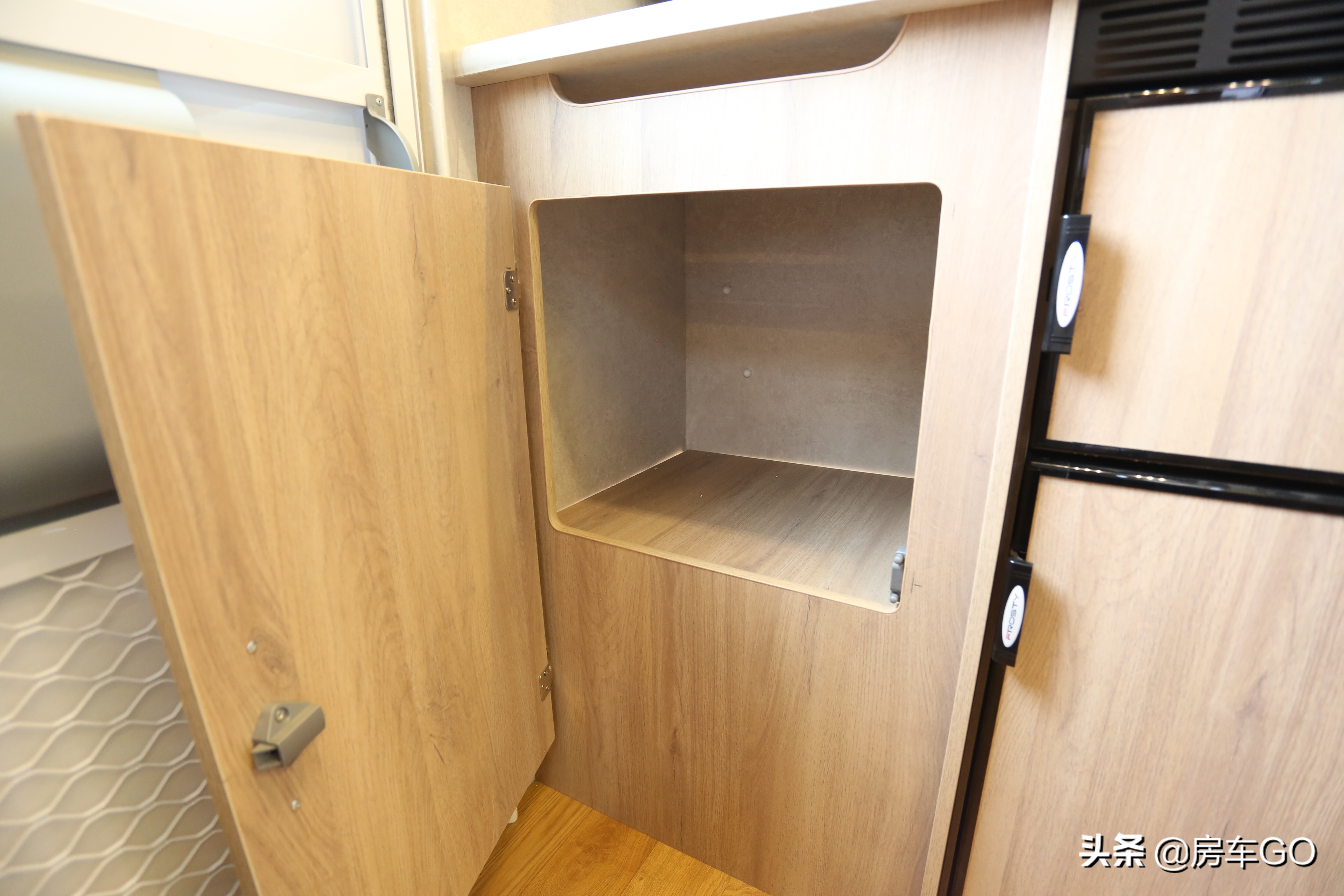 可以上蓝牌的拖挂房车,能住三人小型拖挂房车