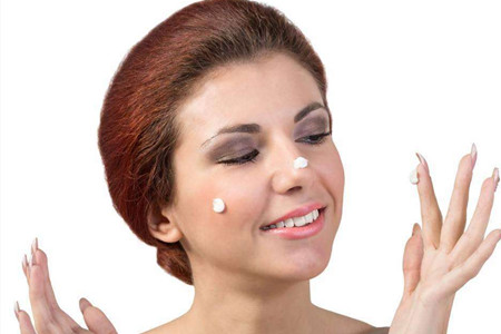 女性经前皮肤粗糙长痘,如何做好肌肤护理