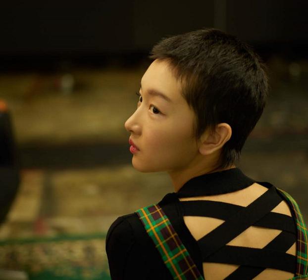 佟丽娅剪短发，Baby剪毛刺，周冬雨剪寸头，看到图四：帅哭了