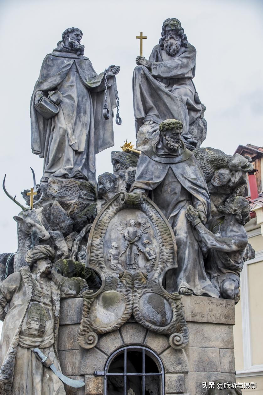 查理大桥雕塑作品介绍 (查理大桥的雕塑)