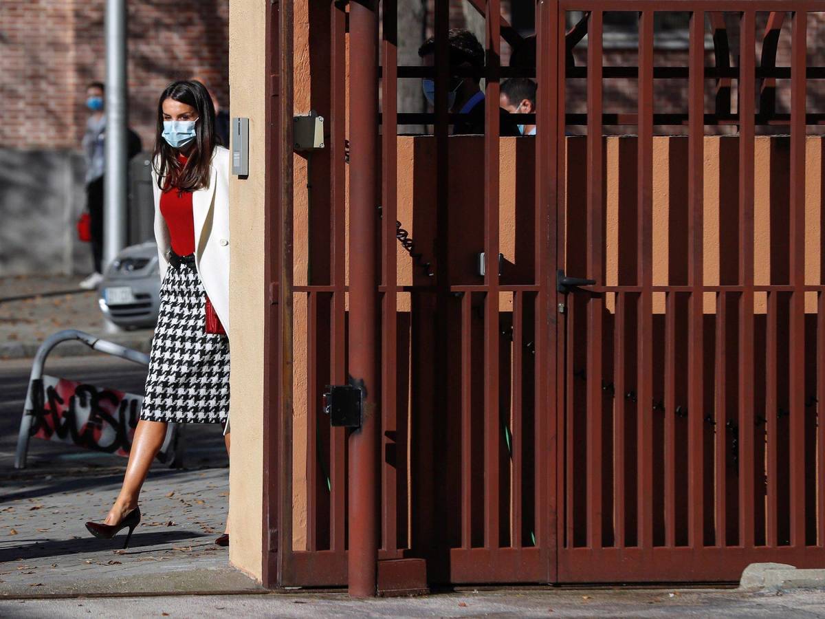 莱蒂齐亚王后黑色大衣图,莱蒂齐亚王后大衣搭配