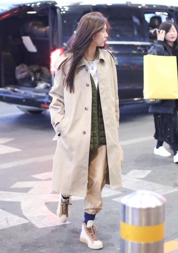 棉背心丑爆到没眼看?学宋妍霏同色系叠穿*法大**,棉马甲成了亮点