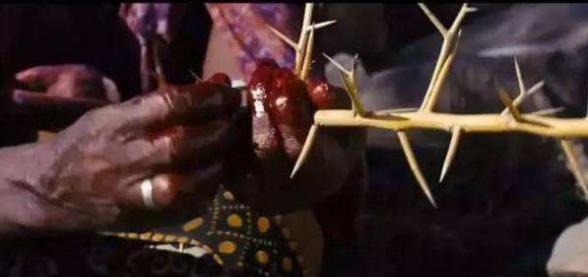 她从沙漠深处坚定走来,放弃闪耀的星途,成为女性维权的斗士