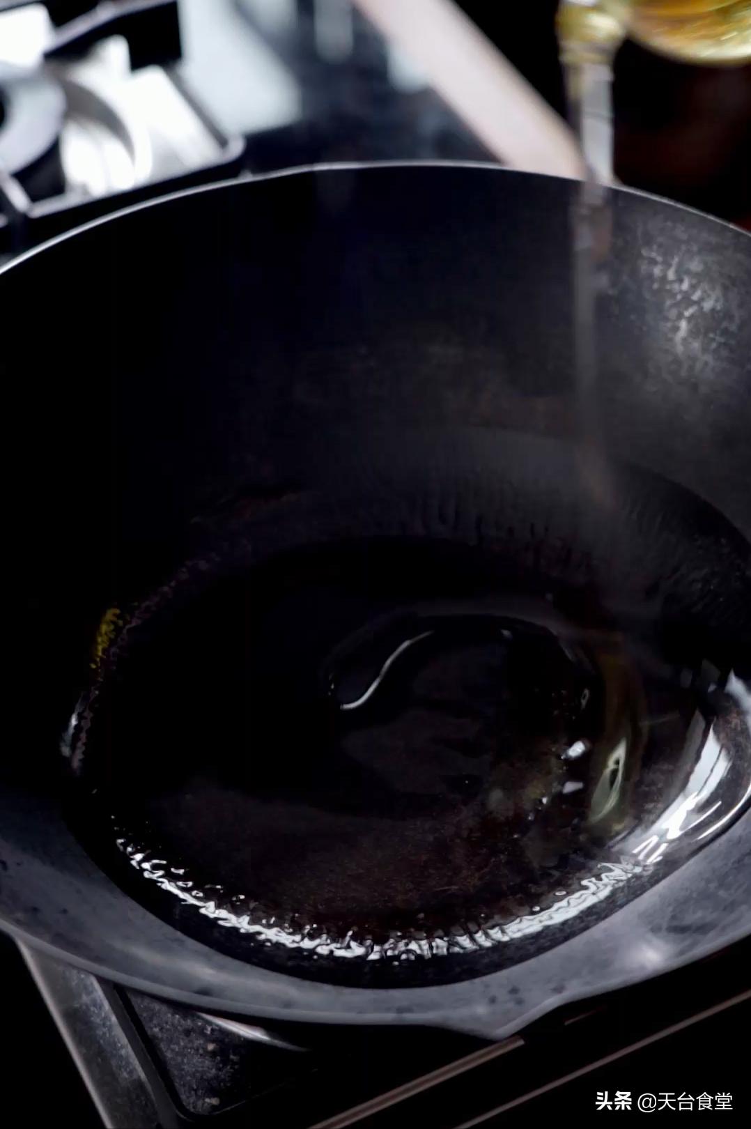 一个简单的蛋炒饭也能色香味俱全,一碗蛋炒饭加大片肉