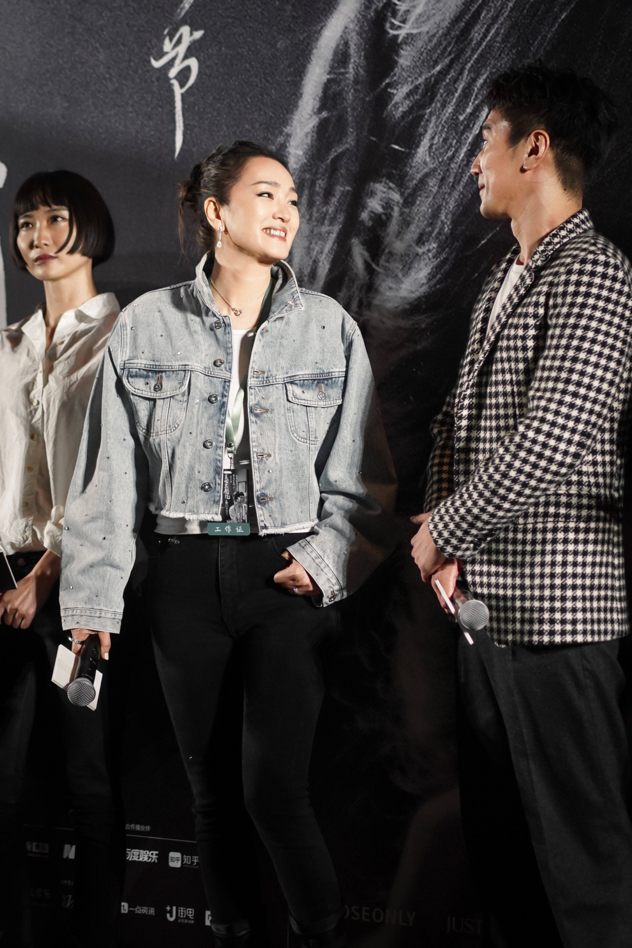 巩俐白衬衫配白裙,巩俐穿碎花裙显壮实力