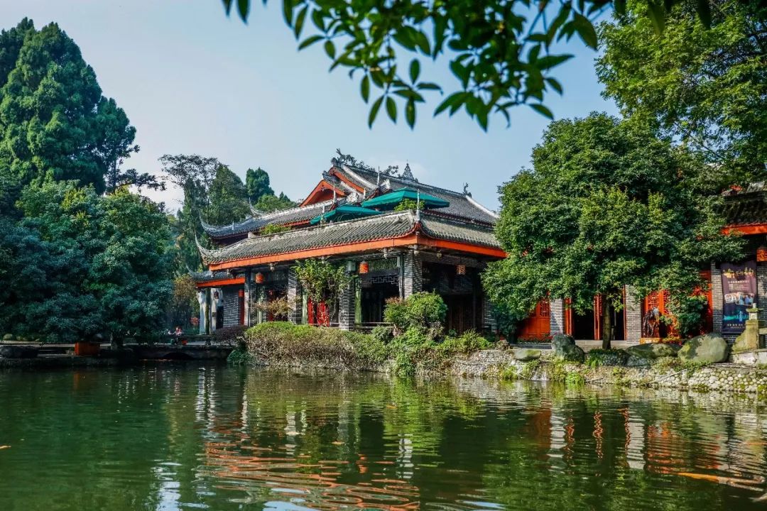 坐上公交去旅行!跟着这条101路线,带你玩遍大半个都江堰~一站一景,吃喝玩乐一网打尽!