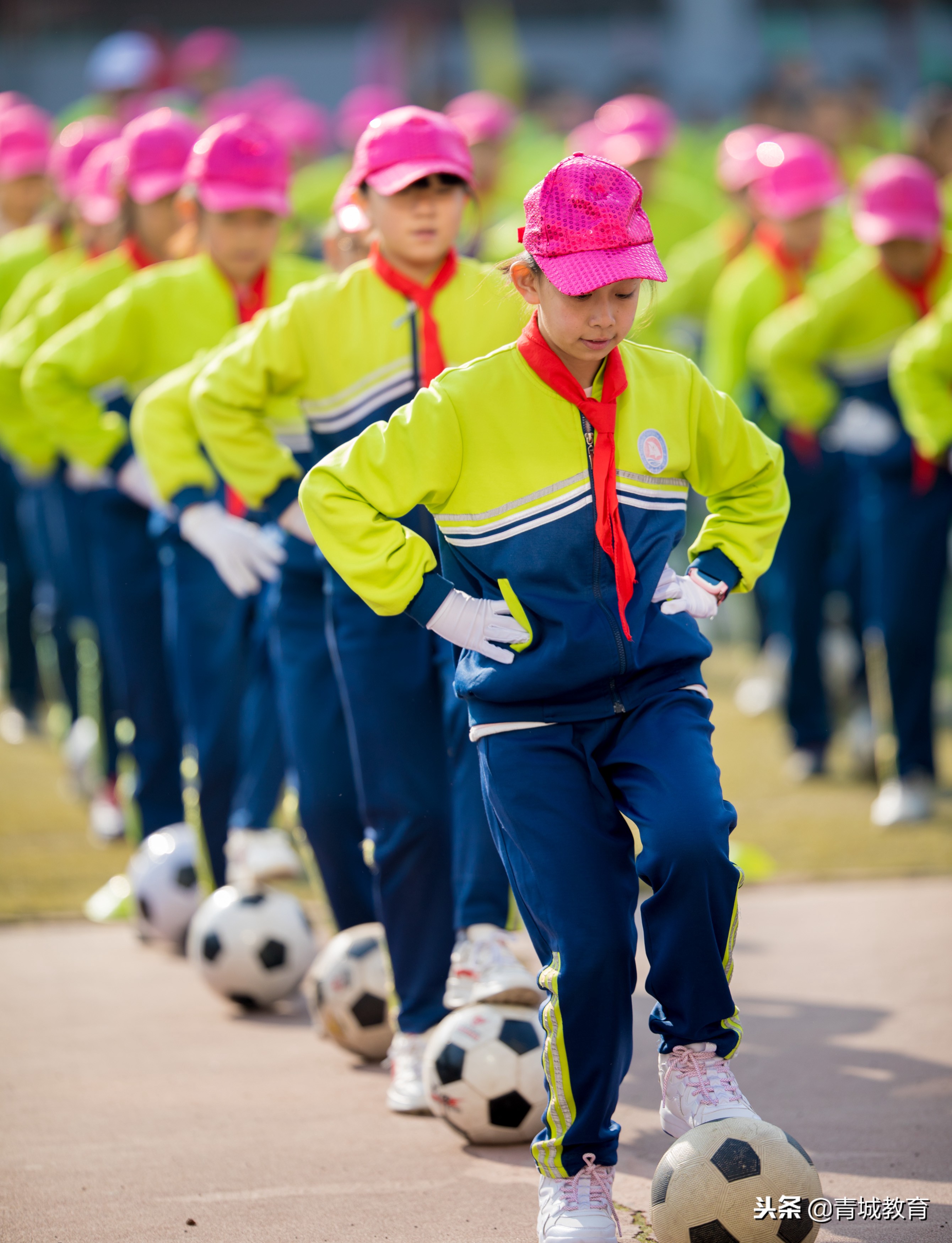 小学足球联赛拉开序幕,下南街小学第五届足球联赛开幕式