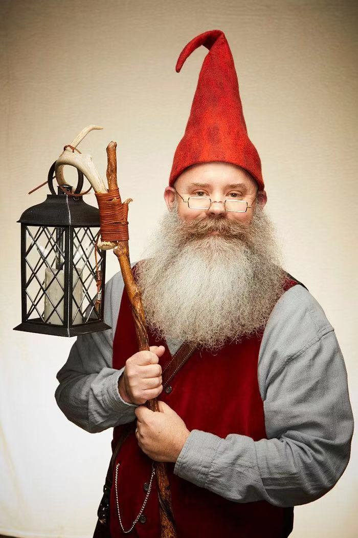 男人给自己化妆打扮成女人,给胡子做造型的人