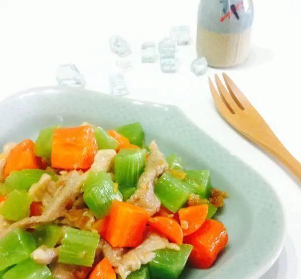 洋葱牛肉胡萝卜菜心炒饭,土豆莴笋胡萝卜小油菜菠菜