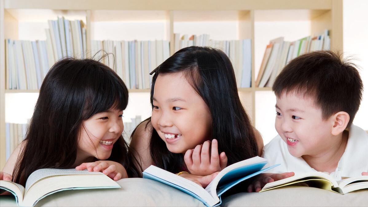 怎样看待小学校园门口家长为孩子背书包的现象？