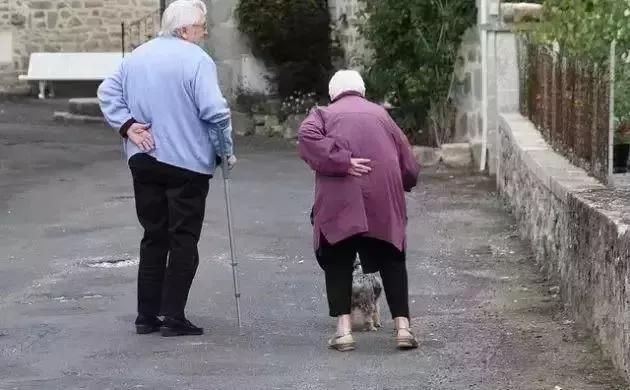 世界上最伟大的*局骗**:152名老人被骗8年,却觉得无比快乐