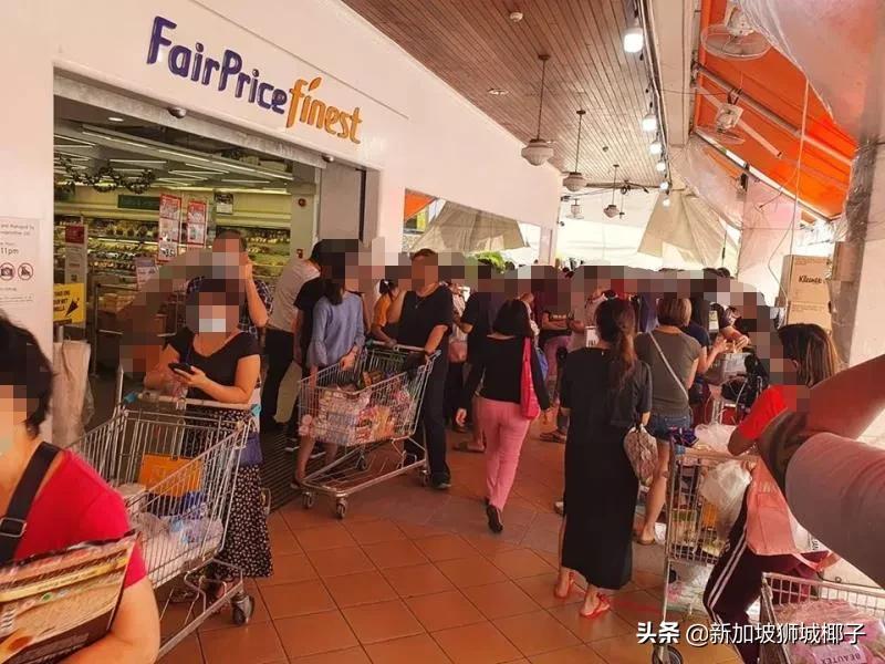 新加坡超市抢购一空,新加坡超市纸巾被抢购一空