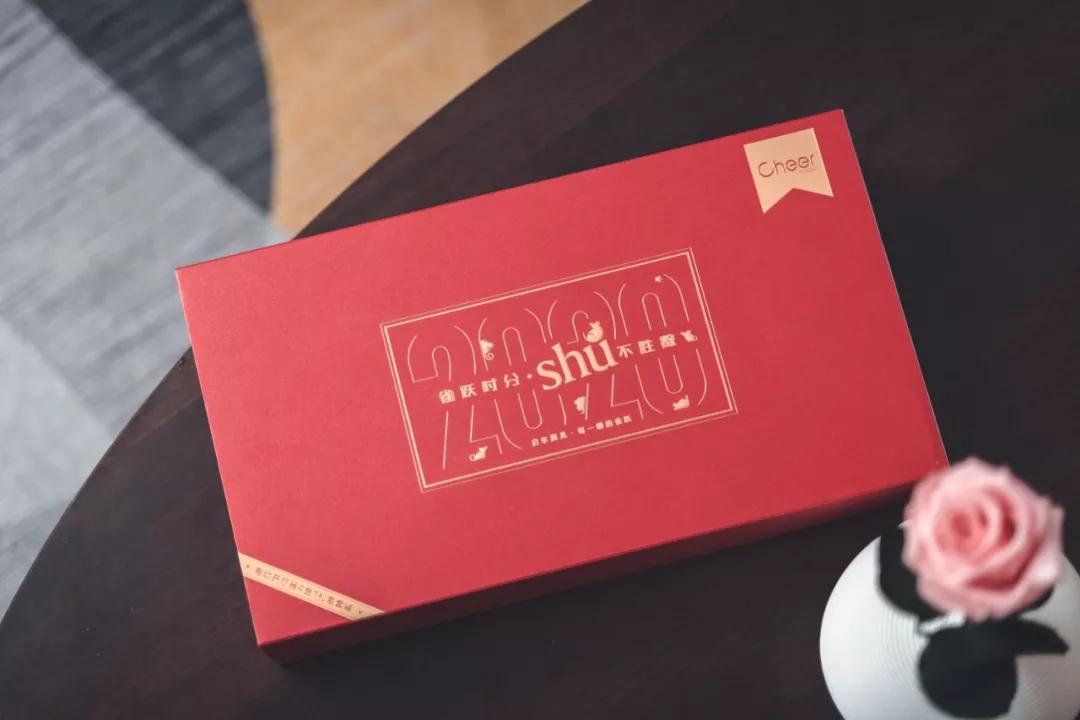 开红酒神器毫不费力的就开动了,有没有不用开瓶机打开红酒的方法