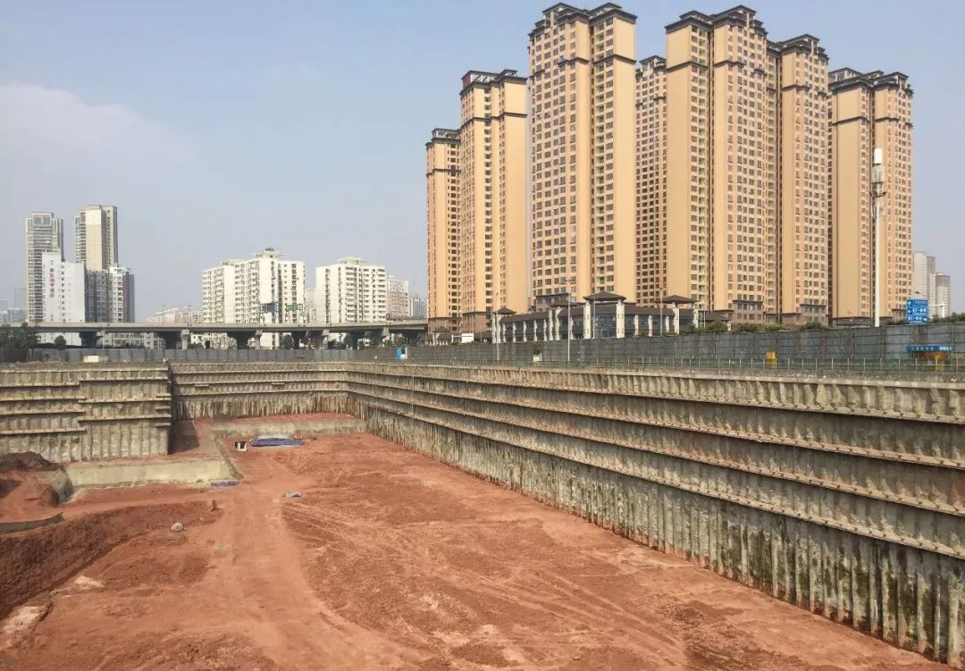 磨了7年“洋工”之后，攀成钢乐天广场终于冒出了地面