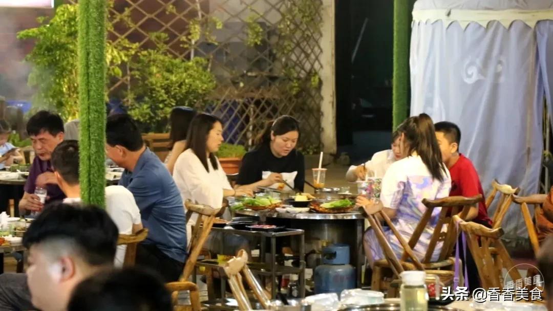 人山人海来吃肉,大哥小弟都说香