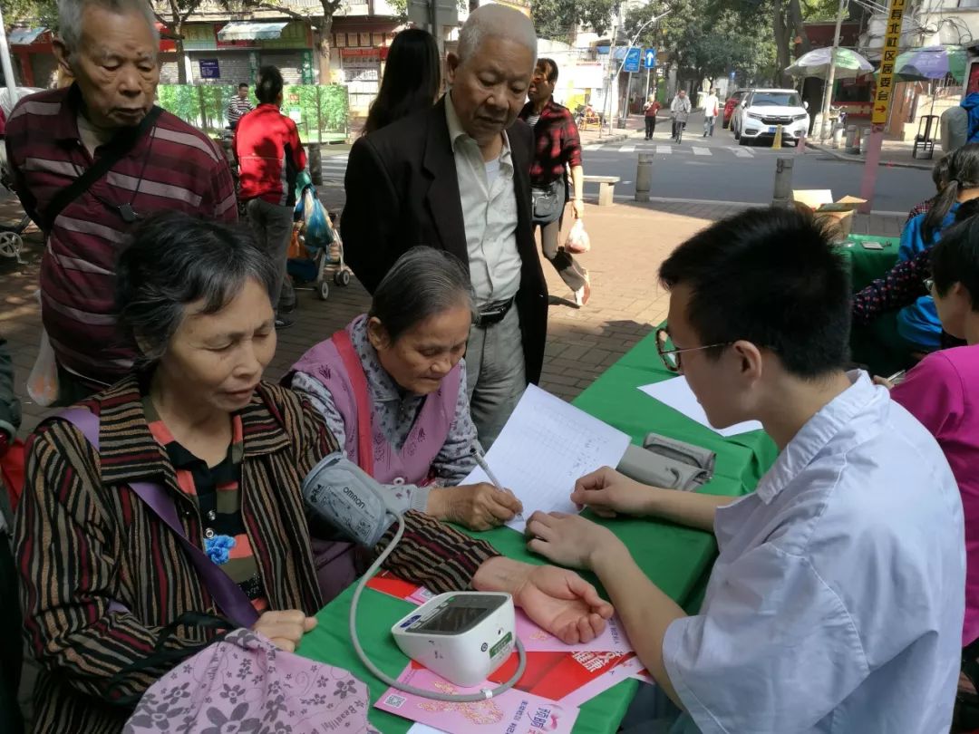 海珠|握手、拥抱、礼节性接吻不会感染艾滋病,但是这些行为会!