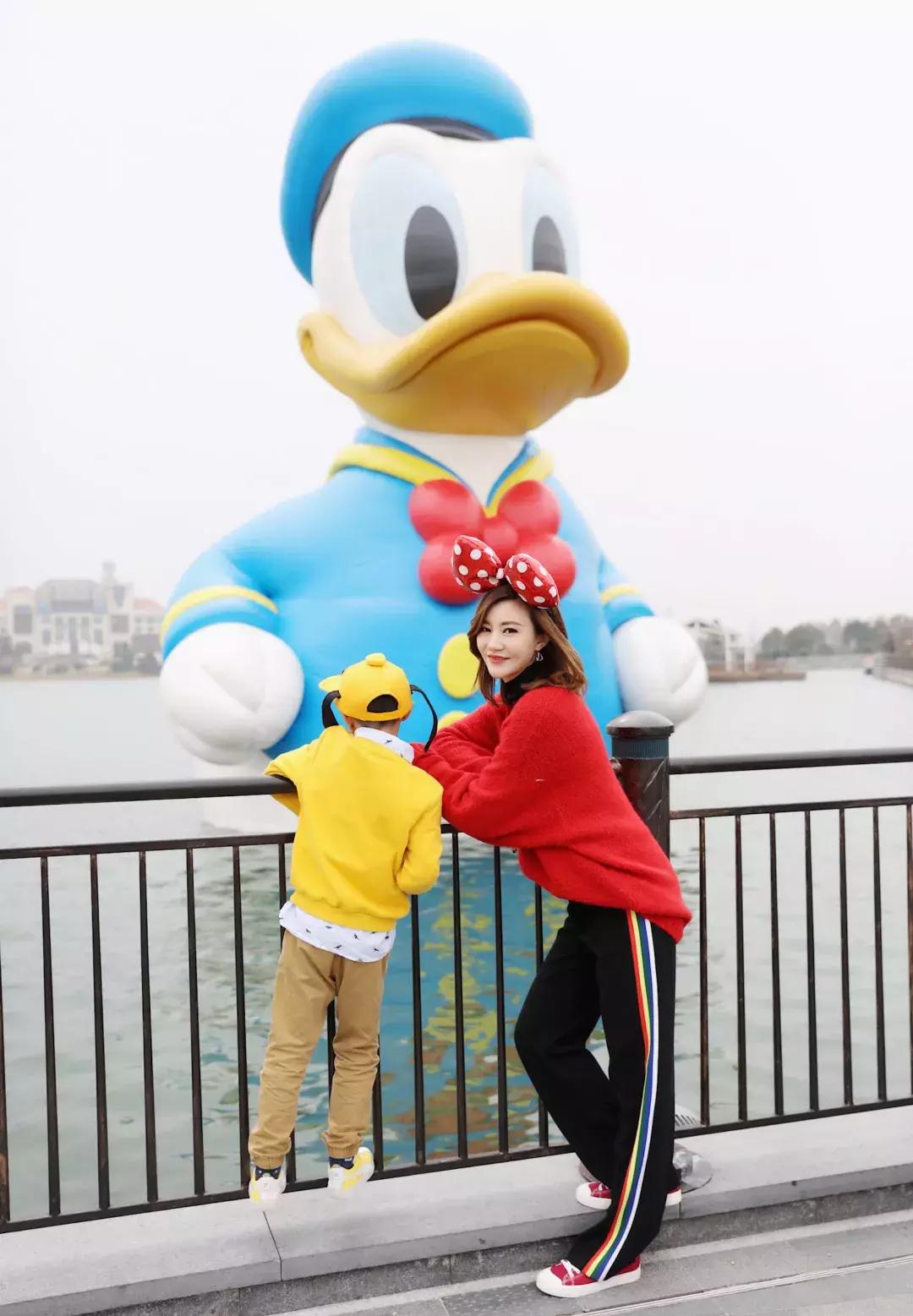 我们在上海迪士尼里玩耍了一天，发现穿的美才能玩的好！