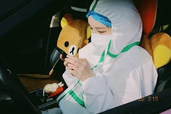 “我帮助了那么多人，但救不了自己的家人！”“疫情结束后，大家就会把我删了”，他们的证书只是一沓接收函