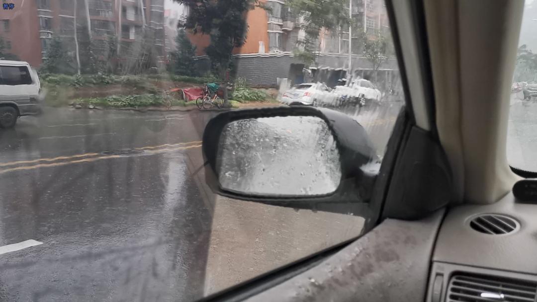 雨天车玻璃起雾看不清怎么办,雨天开车起雾玻璃看不清小妙招