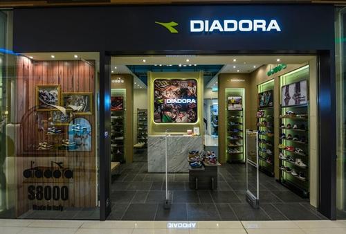 它是90年代风靡一时的运动鞋,罗伯特·巴乔曾代言,如今几乎消失