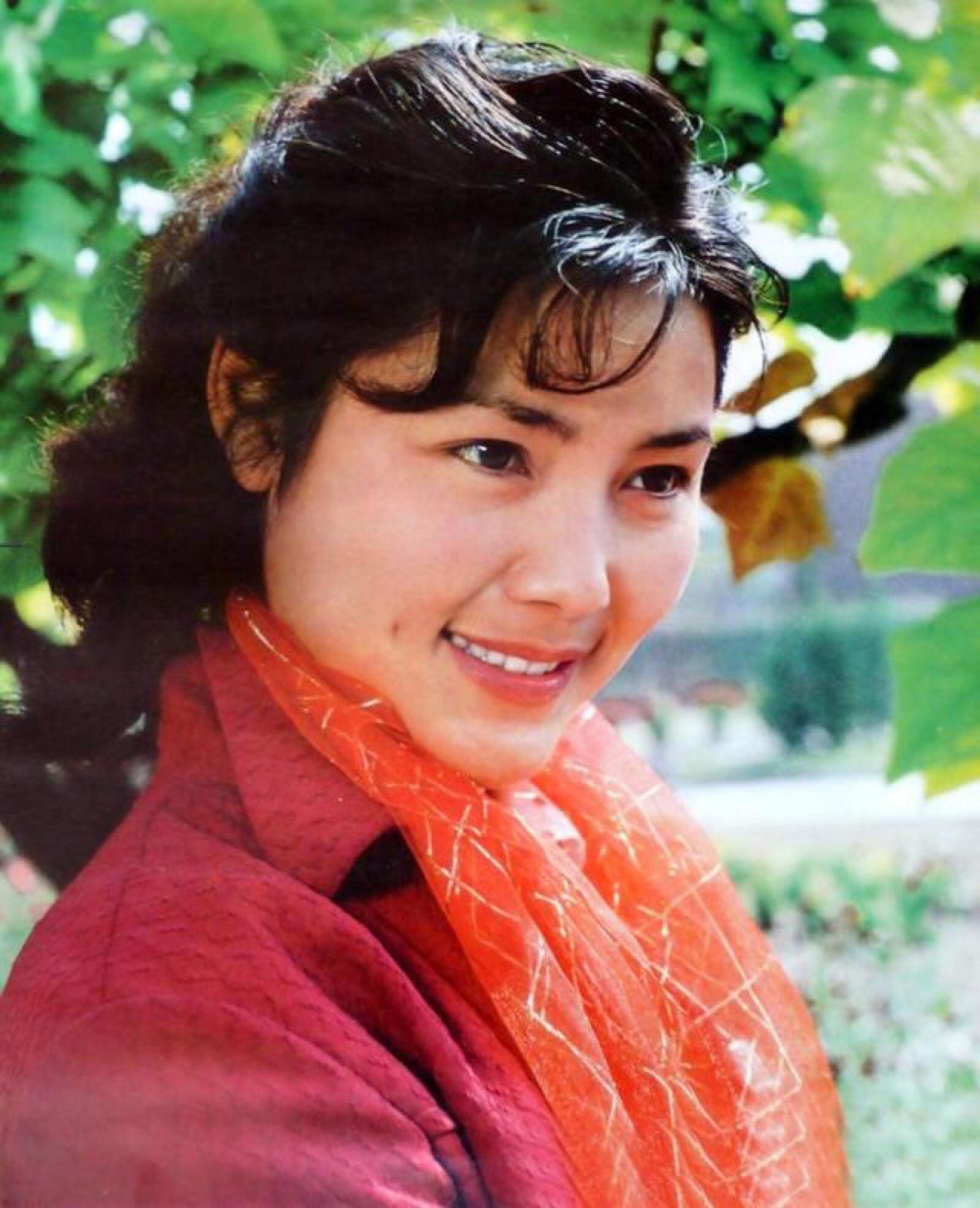 红牡丹姜黎黎全身照,姜黎黎年轻时的照片红牡丹