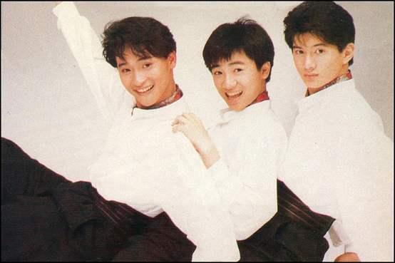 陈志朋回归低调？背3个LV包走机场，走哪都带着五星爱国手机壳