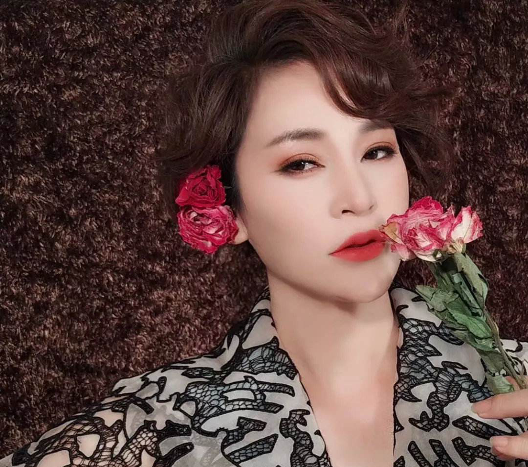 涂口红技巧薄嘴唇怎么涂口红好看,涂口红教程咬唇妆