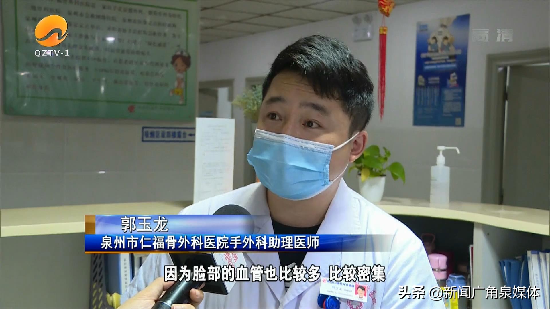 狗狗被大狗咬男子用棍子救命,宠物狗突然攻击小主人