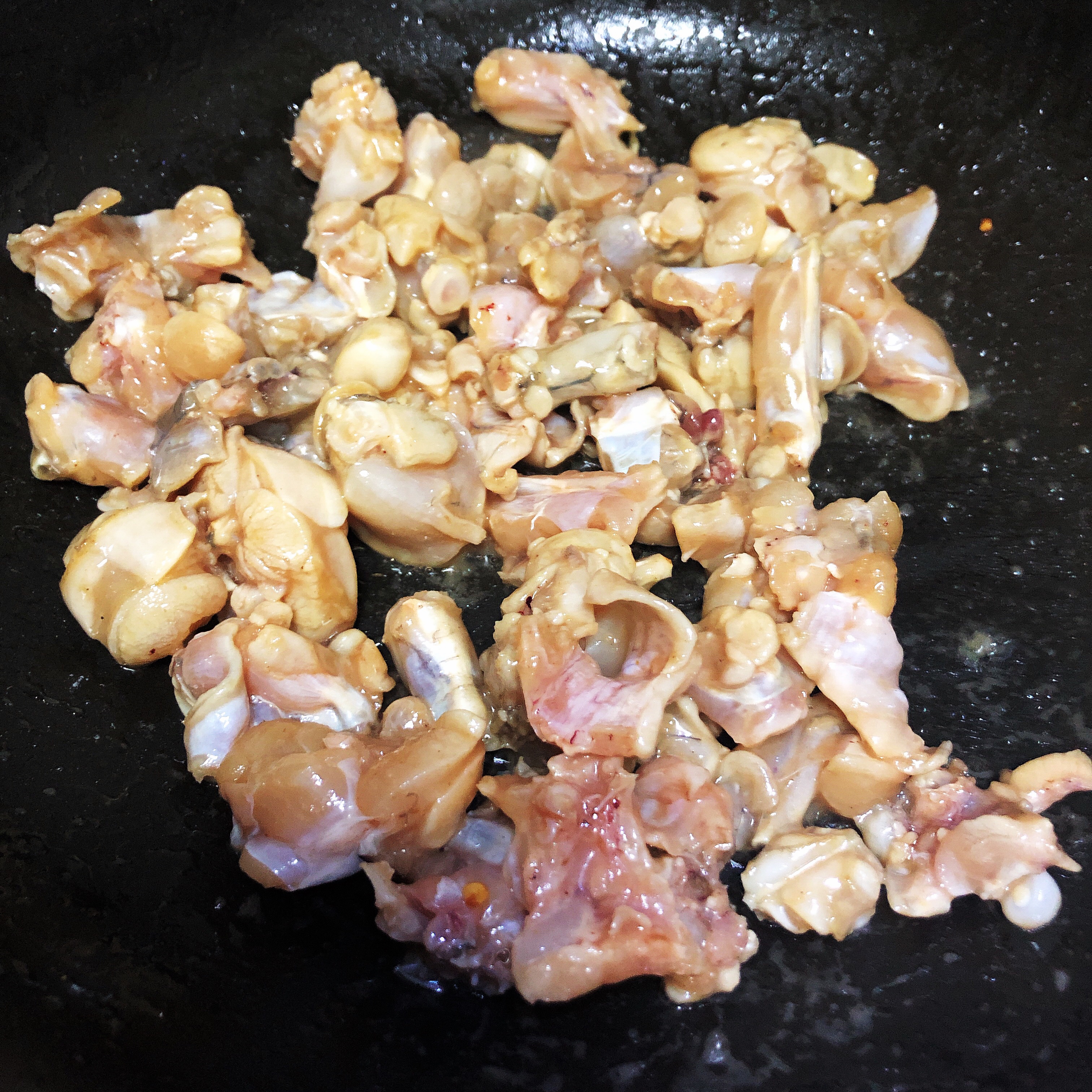 牛蛙杀好后怎么弄肉质鲜嫩,冷冻牛蛙怎么处理肉质才能鲜嫩