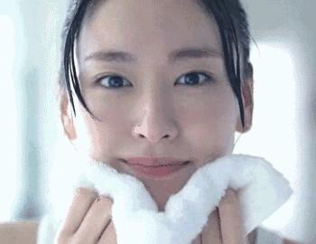 这届中国女人为了变美,开始重新学起生物和化学了,成分*党**是如何影响护肤品新品上市和营销方向的?