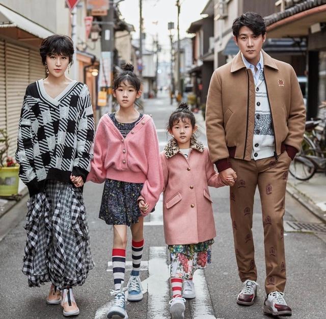 11岁贝儿好机智！穿无痕裤秀长腿太成熟，搭米奇卫衣瞬间拉回清纯