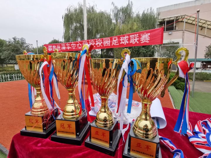 足球小将展风采——渭丰中心学校校园足球联赛拉开帷幕