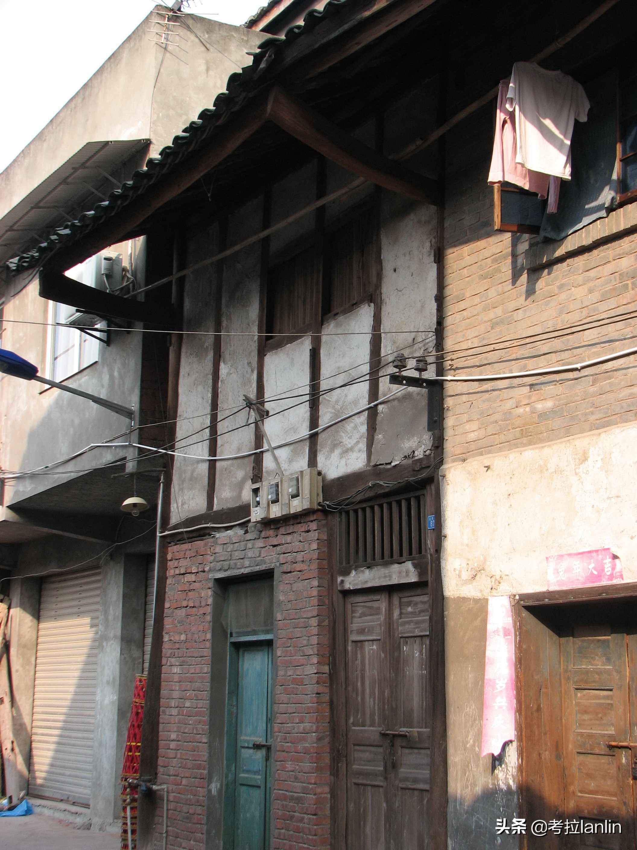 一扇扇关闭的店门,就像一张张欲说无言的嘴、一张张戴着口罩的脸