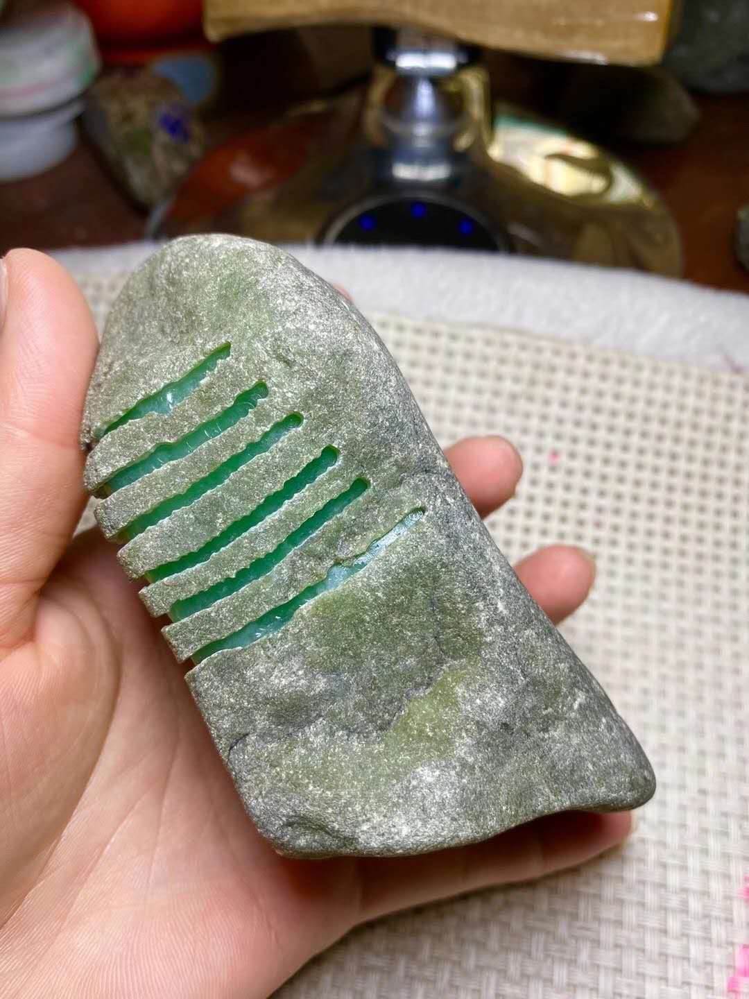 赌石中的原石一般在哪里,赌石开窗料视频讲解