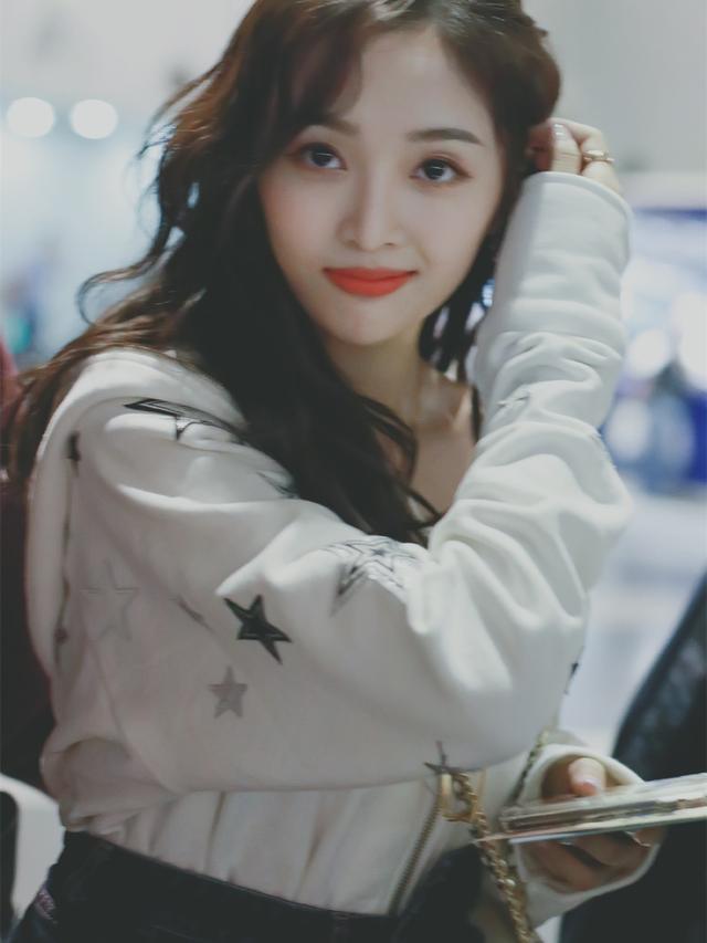 吴宣仪私服外套穿搭,吴宣仪时尚穿戴不落俗